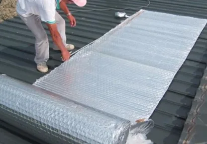 homem aplicando isolante térmico para telhado