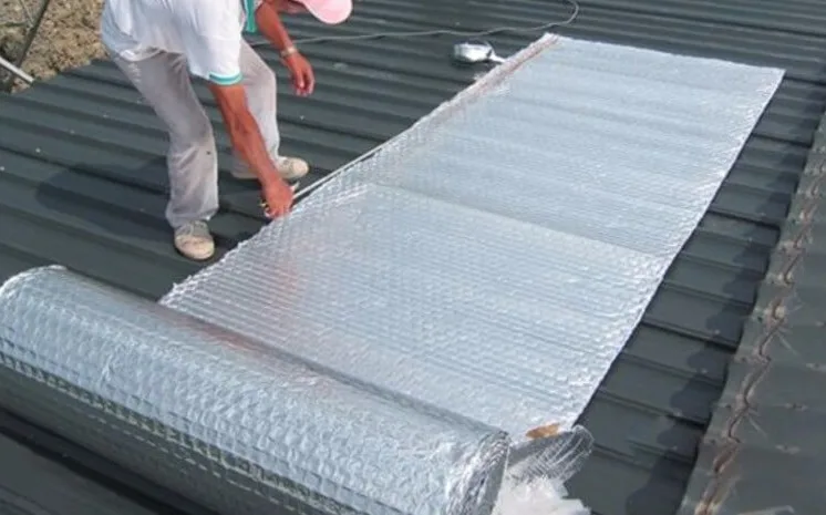 homem aplicando isolante térmico para telhado