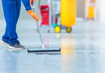 funcionário limpando um dos pisos industriais