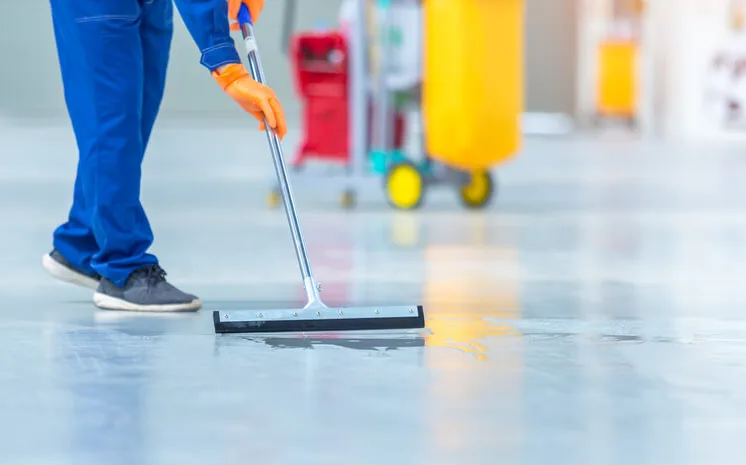 funcionário limpando um dos pisos industriais