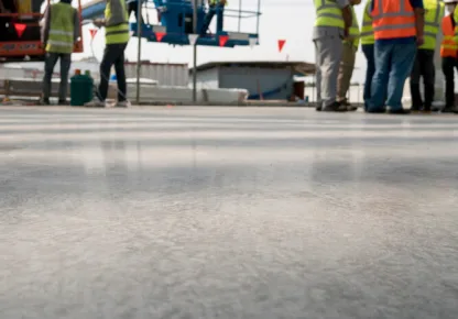 piso resinado em uma fábrica com trabalhadores ao fundo