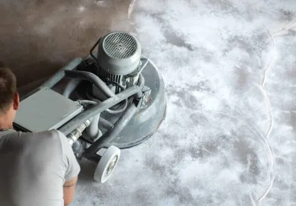 homem fazendo polimento de pisos com equipamento