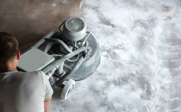 homem fazendo polimento de pisos com equipamento