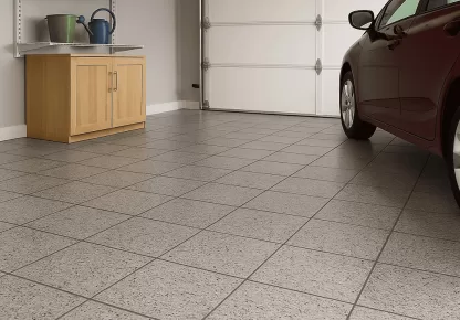Piso de garagem com revestimento epóxi da Retaprene aplicado em superfície de concreto