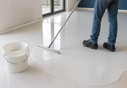 Aplicação de porcelanato líquido da Retaprene em piso residencial com acabamento espelhado
